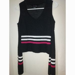 Cold shoulder cropped v neck top